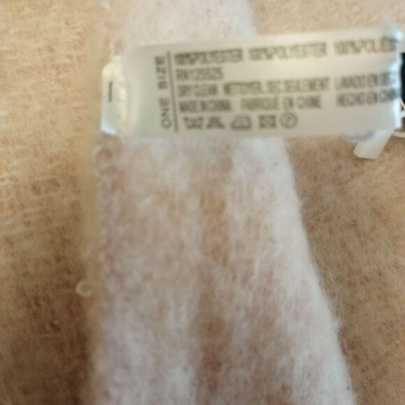 Justin and Taylor blush fringed blanket scrarf - Picture 6 of 8